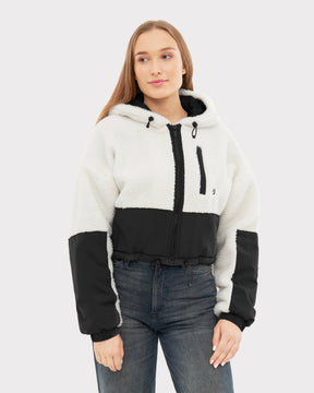 Frau trägt weiße und schwarze Cropped Teddy Fleecejacke 'Carey' mit Kapuze und Reißverschluss