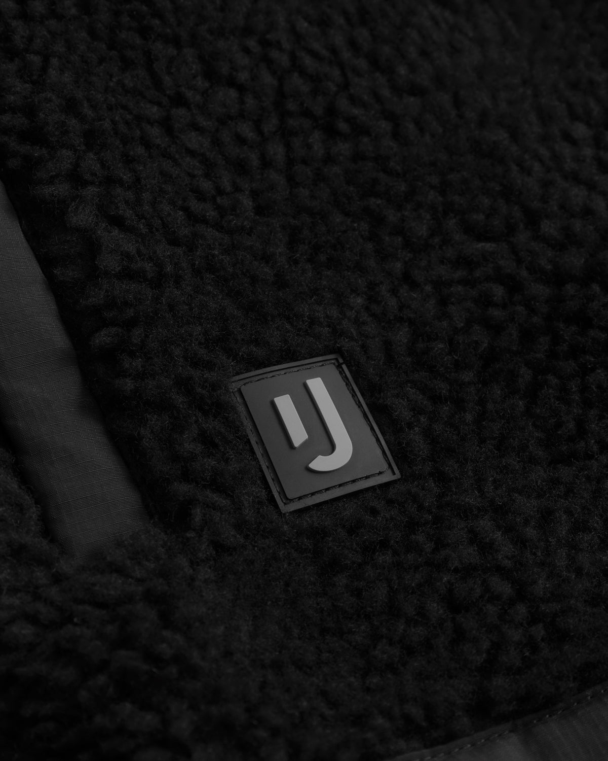 Schwarzes, texturiertes Teddy-Fleece mit Johnny Urban Logo-Patch