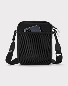 Kleine schwarze Umhängetasche 'Jayden' mit Netztasche vorne, darin ein Smartphone