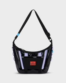 Handtasche 'Liv' von Johnny Urban in schwarzen glänzendem Material mit lila Details und verstellbarem schwarzen Schulterriemen