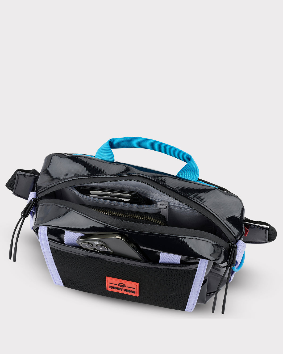 Schwarze Johnny Urban Lenkertasche 'Nelson' mit fliederfarbenen Details, blauem Griff und zwei Reißverschlussfächern, vorne ein Handyfach