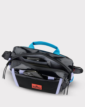 Schwarze Johnny Urban Lenkertasche 'Nelson' mit fliederfarbenen Details, blauem Griff und zwei Reißverschlussfächern, vorne ein Handyfach