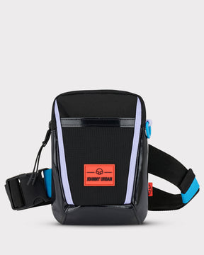 Schwarze Umhängetasche 'Lex' von Johnny Urban mit orangem Logo, blauem Akzent am Gurt und reflektierenden Streifen