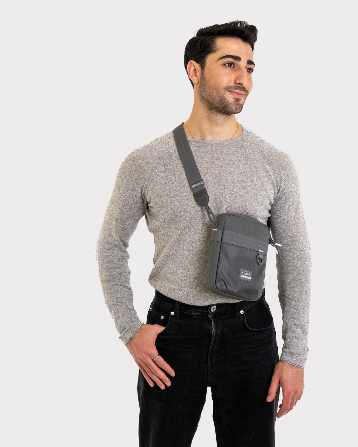 Mann trägt graue Umhängetasche 'Jayden' von Johnny Urban, grauer Pullover, schwarze Hose