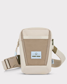 Kleine Umhängetasche Lex von Johnny Urban in Beige mit verstellbarem Gurt und Markenlogo vorne
