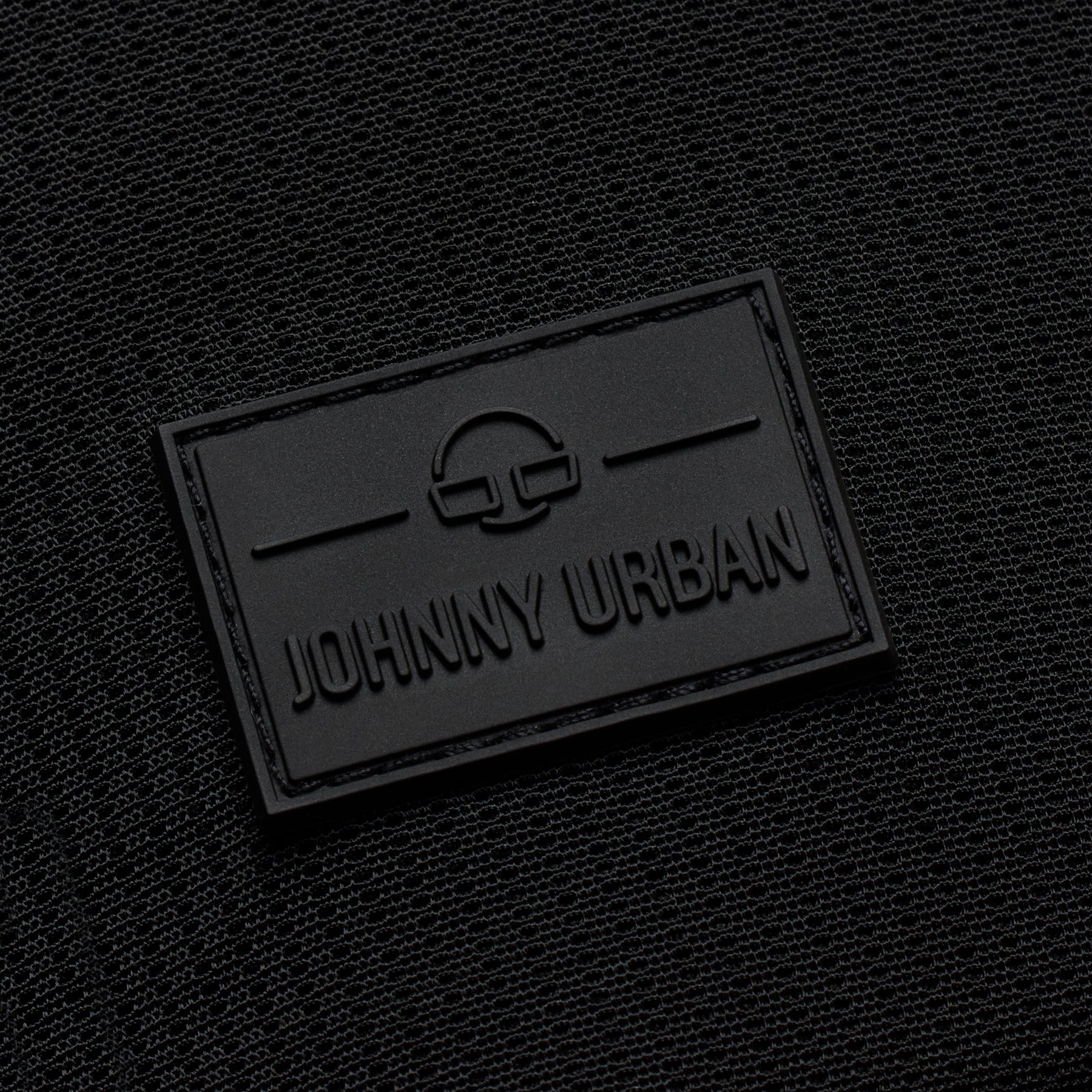 Schwarzes, geprägtes Johnny Urban Logo auf der wasserabweisenden Umhängetasche 'Lex'