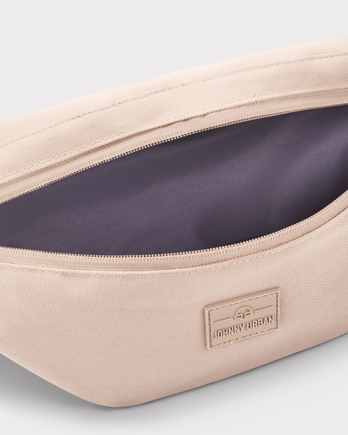 Große rosa Bauchtasche 'Erik Large' von Johnny Urban mit geöffneter Reißverschlusstasche und grauem Innenfutter