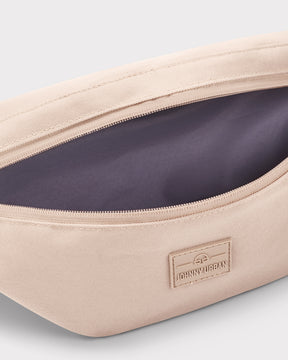 Große rosa Bauchtasche 'Erik Large' von Johnny Urban mit geöffneter Reißverschlusstasche und grauem Innenfutter