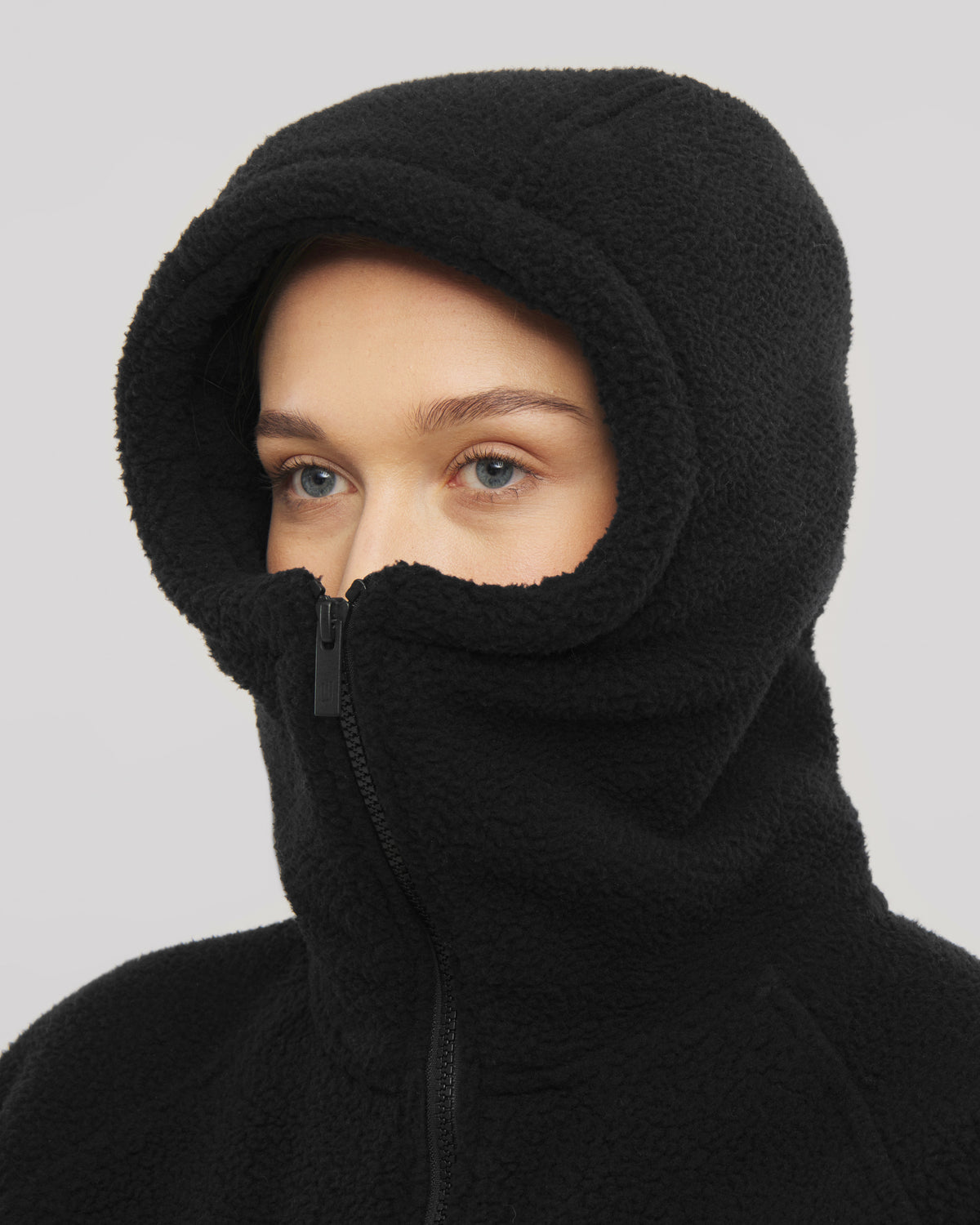 Die hohe Kapuze unserer Fleecejacke Nova gibt dir Schutz vor jedem Wetter und hält dich dank ihres weichen Stoffes überall warm. 
