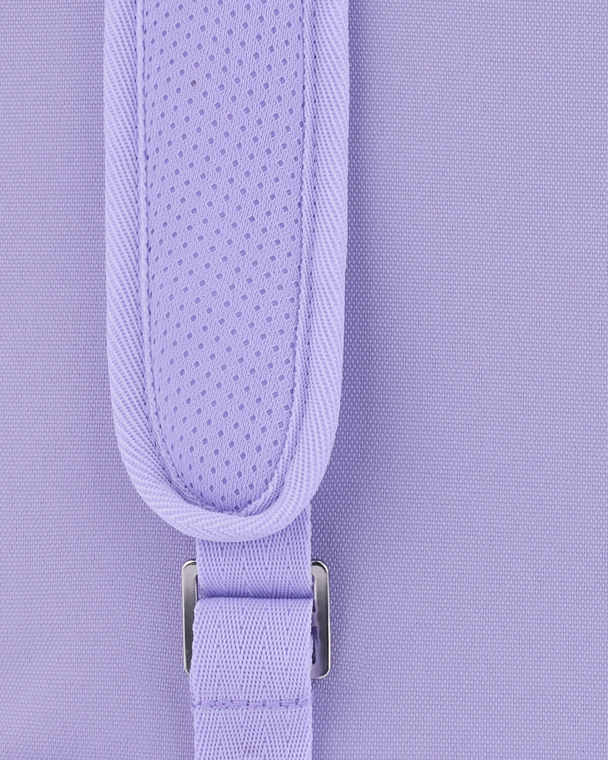 Nahaufnahme eines fliederfarbenen Schulterriemens am Rolltop Rucksack Robin Medium mit Polsterung und Metallverschluss