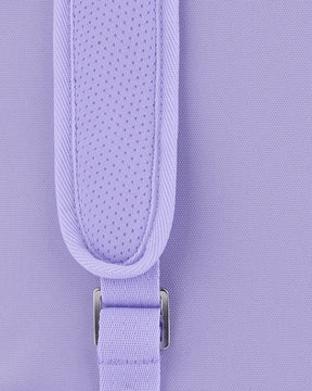Nahaufnahme eines fliederfarbenen Schulterriemens am Rolltop Rucksack Robin Medium mit Polsterung und Metallverschluss