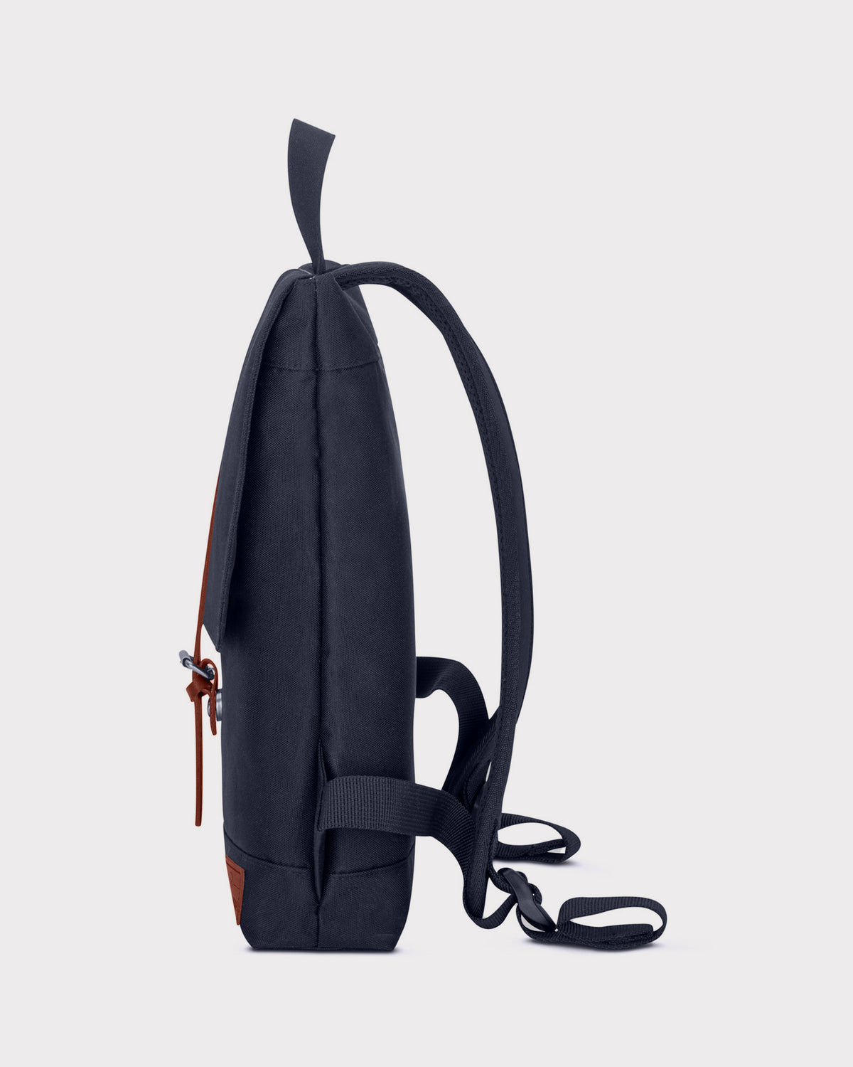 Schwarzer Damenrucksack 'Mia' von Johnny Urban, flach und rechteckig, mit verstellbaren Schulterriemen und Lederverschluss