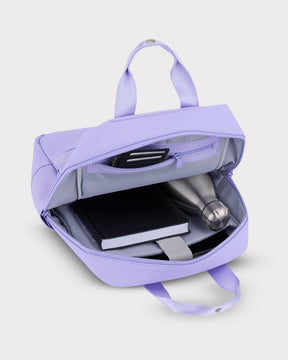 Lilafarbener Damenrucksack 'Jona Medium' geöffnet mit Buch, Wasserflasche und Kartenfächern im Innenraum