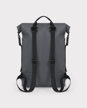 Rolltop Rucksack 'Myles' in grau mit verstellbaren schwarzen Schultergurten aus wasserabweisendem Material