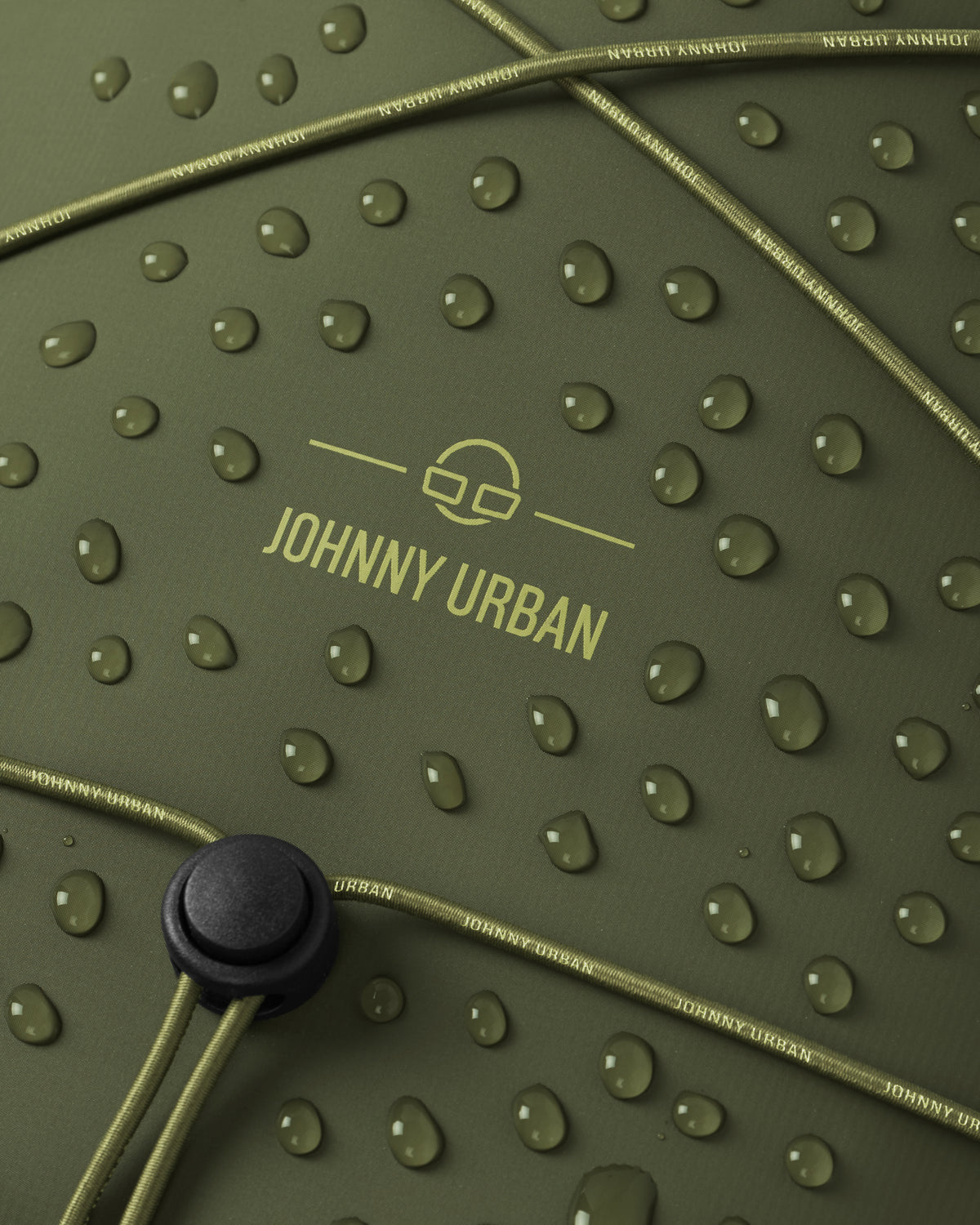 Wasserdichter olivefarbener Rolltop Rucksack 'Myles' von Johnny Urban mit Tropfen auf der Oberfläche und Kordelzug mit Logo