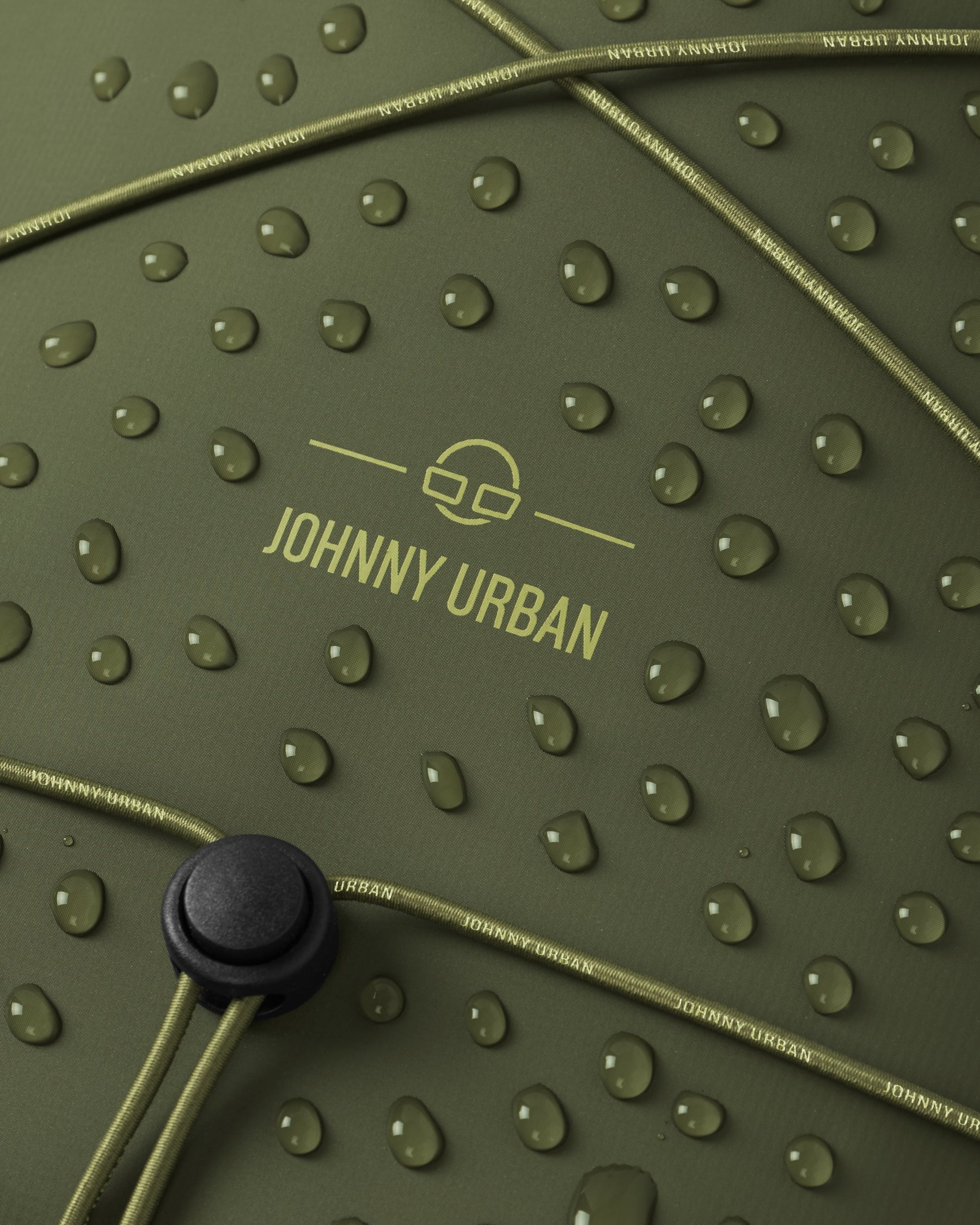 Wasserdichter olivefarbener Rolltop Rucksack 'Myles' von Johnny Urban mit Tropfen auf der Oberfläche und Kordelzug mit Logo