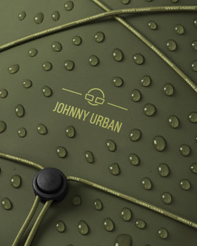 Wasserdichter olivefarbener Rolltop Rucksack 'Myles' von Johnny Urban mit Tropfen auf der Oberfläche und Kordelzug mit Logo