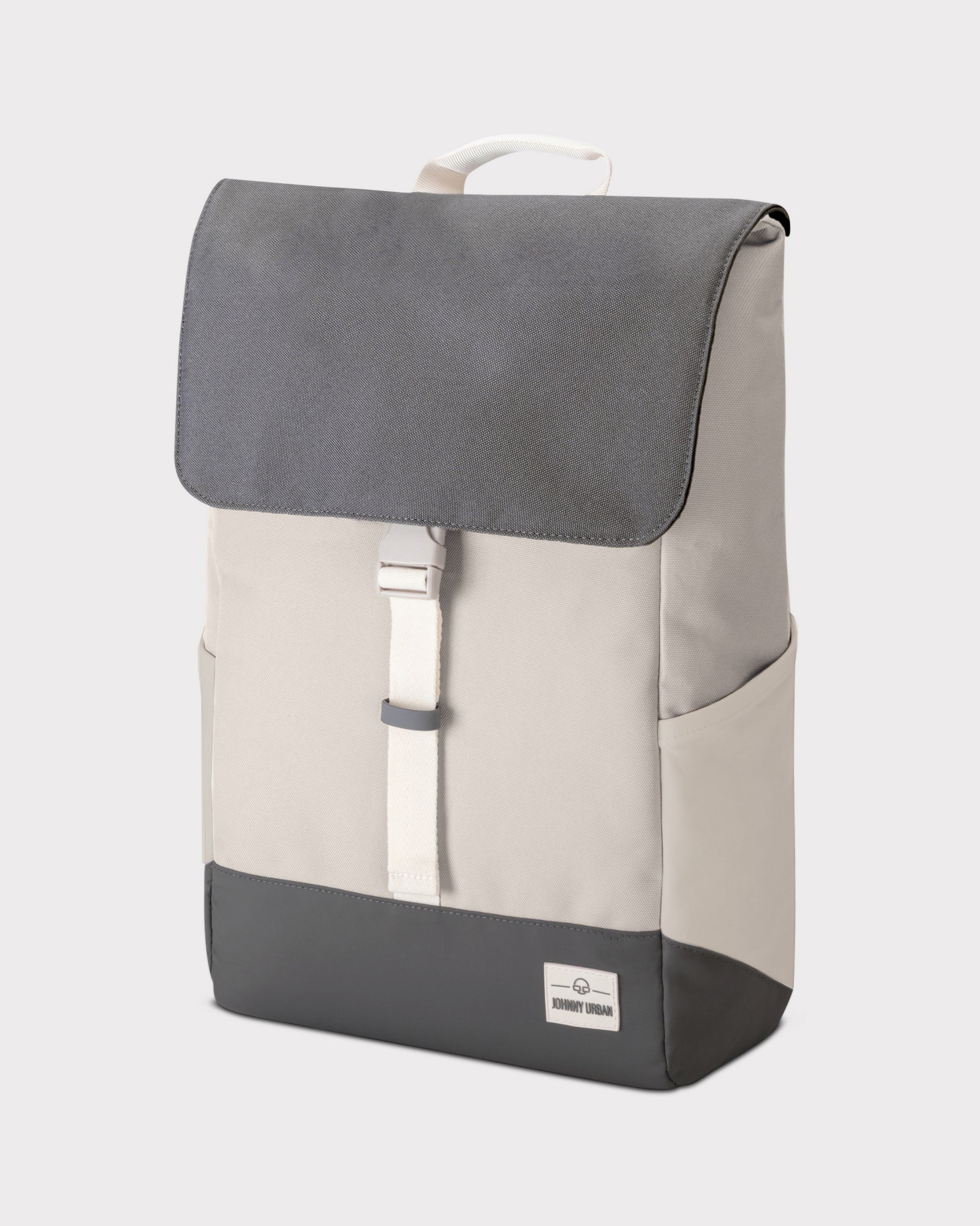 Rucksack Mika von Johnny Urban in Beige mit dunkelgrauem Klappdeckel und Boden, mit Schnallenverschluss