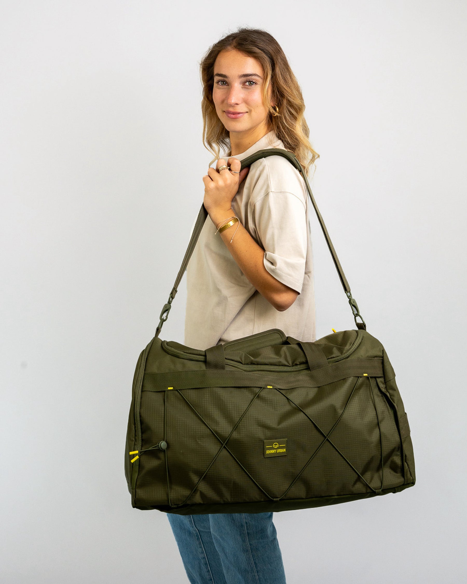 Frau trägt olivegrüne Duffle Bag 'Shawn Large' von Johnny Urban über der Schulter