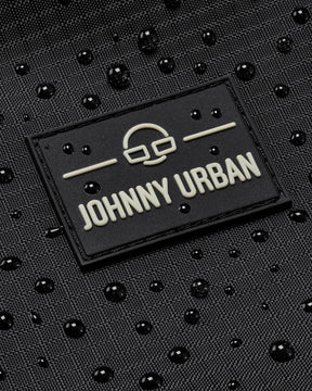 Schwarzes, wasserabweisendes Material mit Johnny Urban Logo und Wassertröpfchen