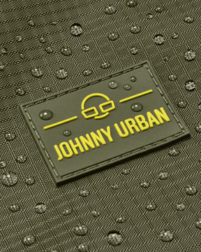 Nahaufnahme des wasserabweisenden Materials einer Johnny Urban Duffle Bag ‚Shawn Large‘ mit Logo und Wassertropfen