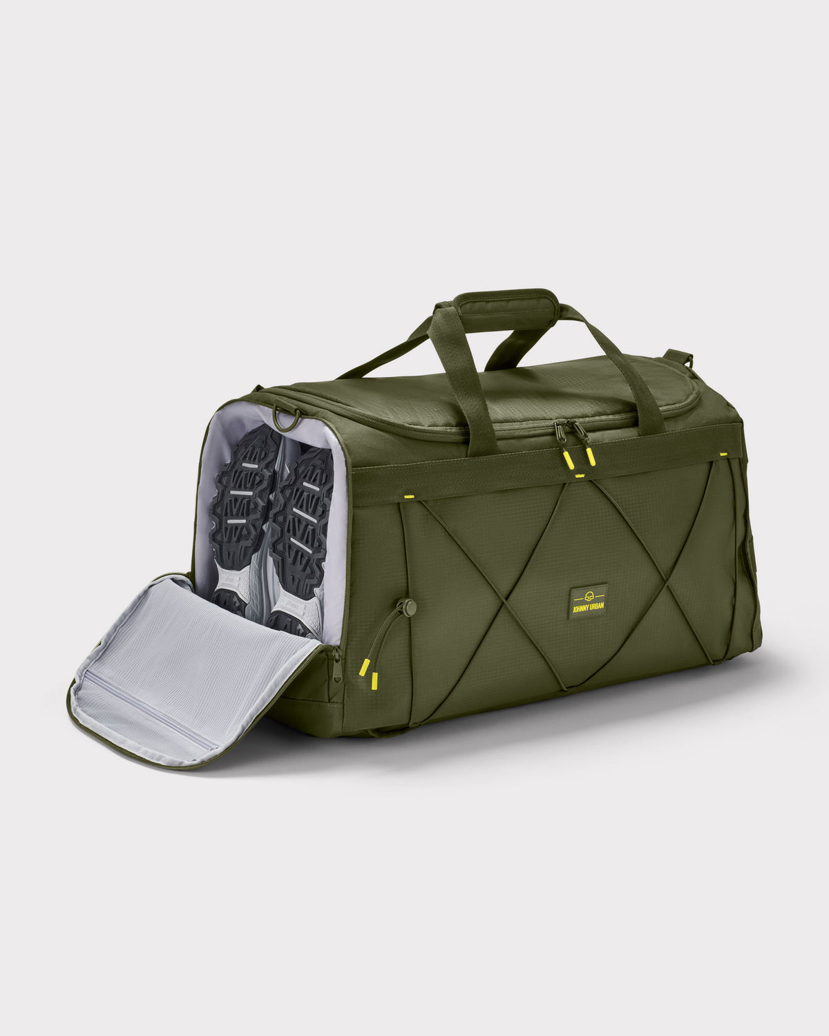 Grüne Duffle Bag 'Shawn Large' mit separatem Schuhfach, geöffnet mit sichtbar herausgestellten schwarzen Sportschuhen