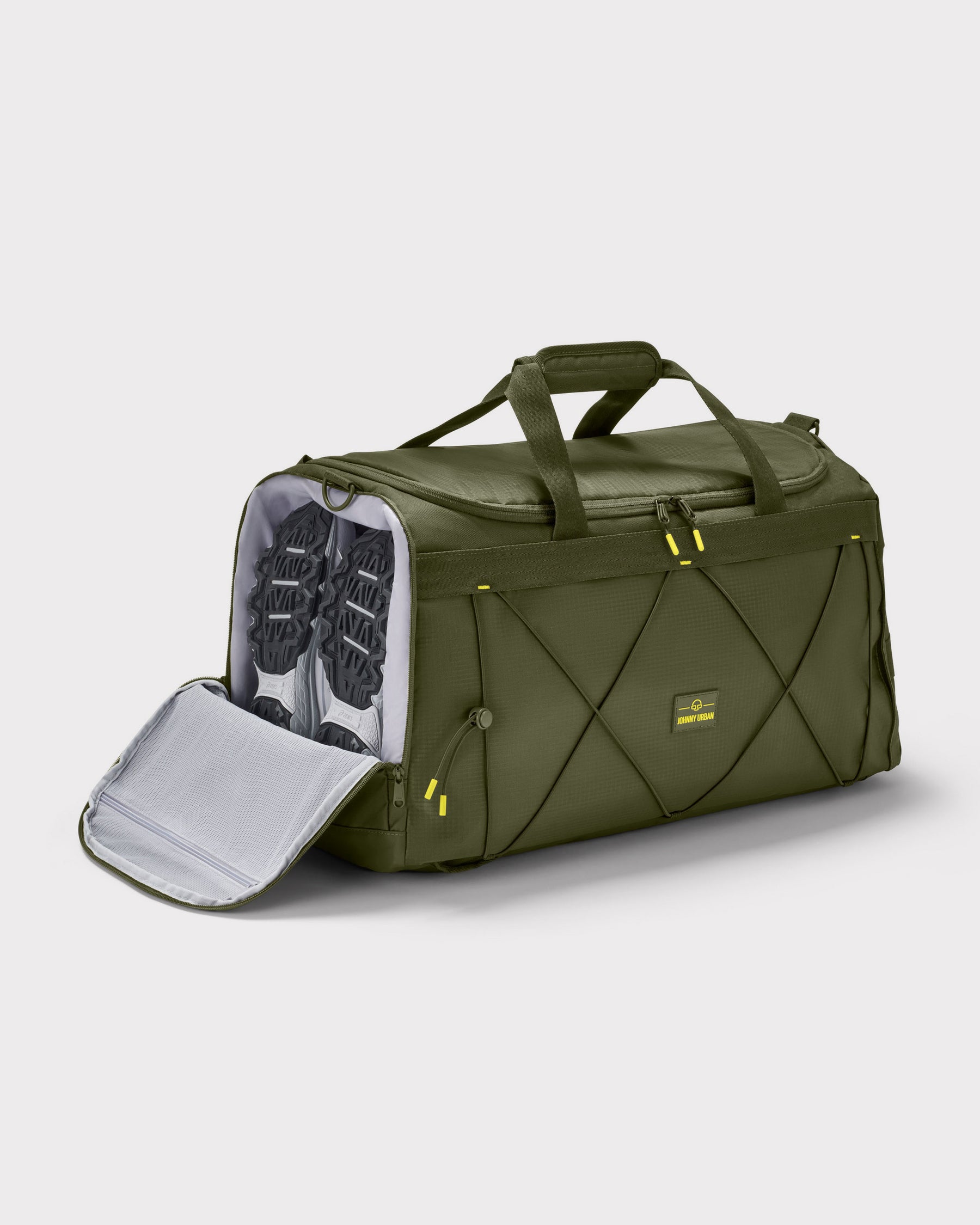 Grüne Duffle Bag 'Shawn Large' mit separatem Schuhfach, geöffnet mit sichtbar herausgestellten schwarzen Sportschuhen