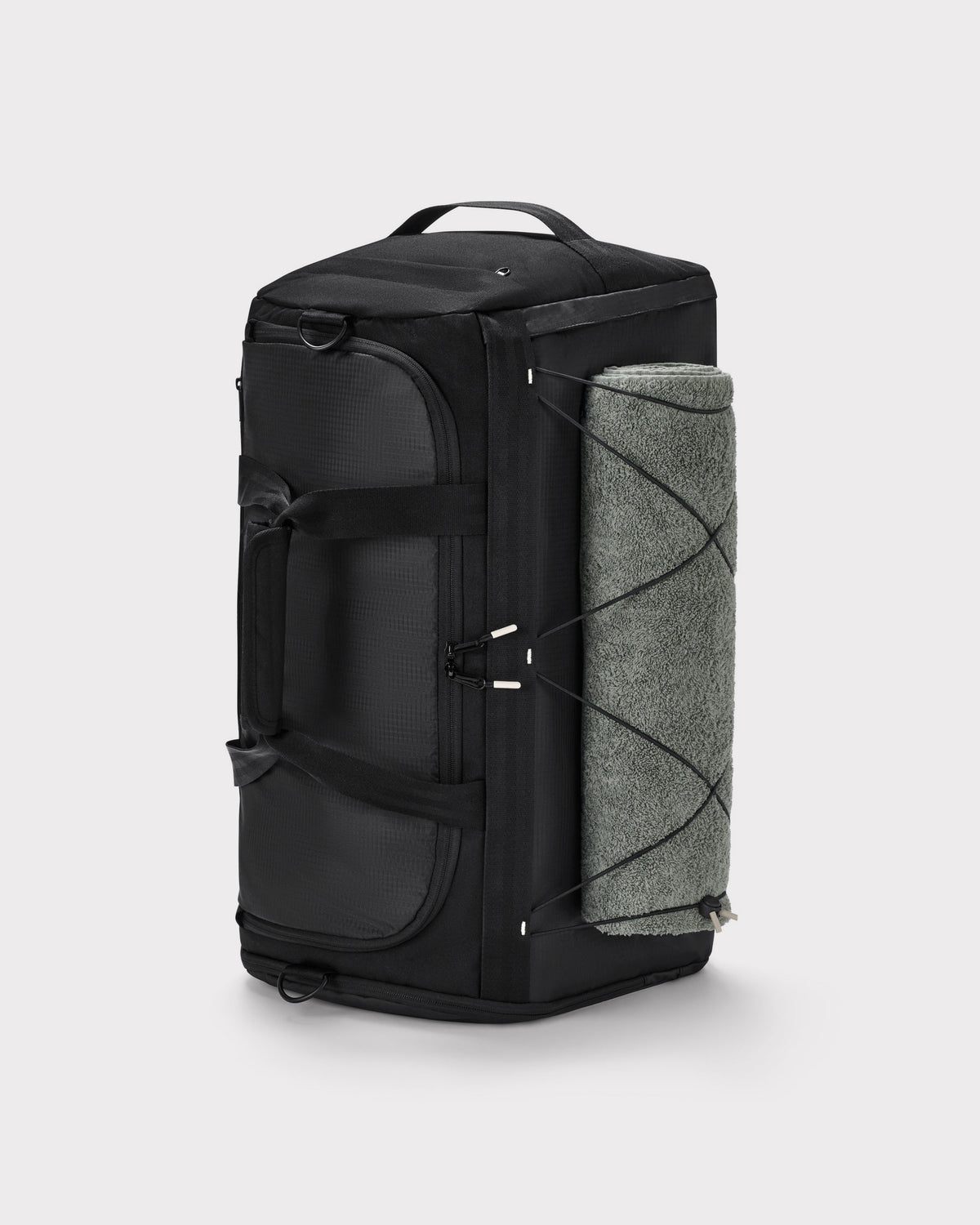 Johnny Urban Duffle Bag 'Shawn Large' in Schwarz mit einem grauen Handtuch außen befestigt