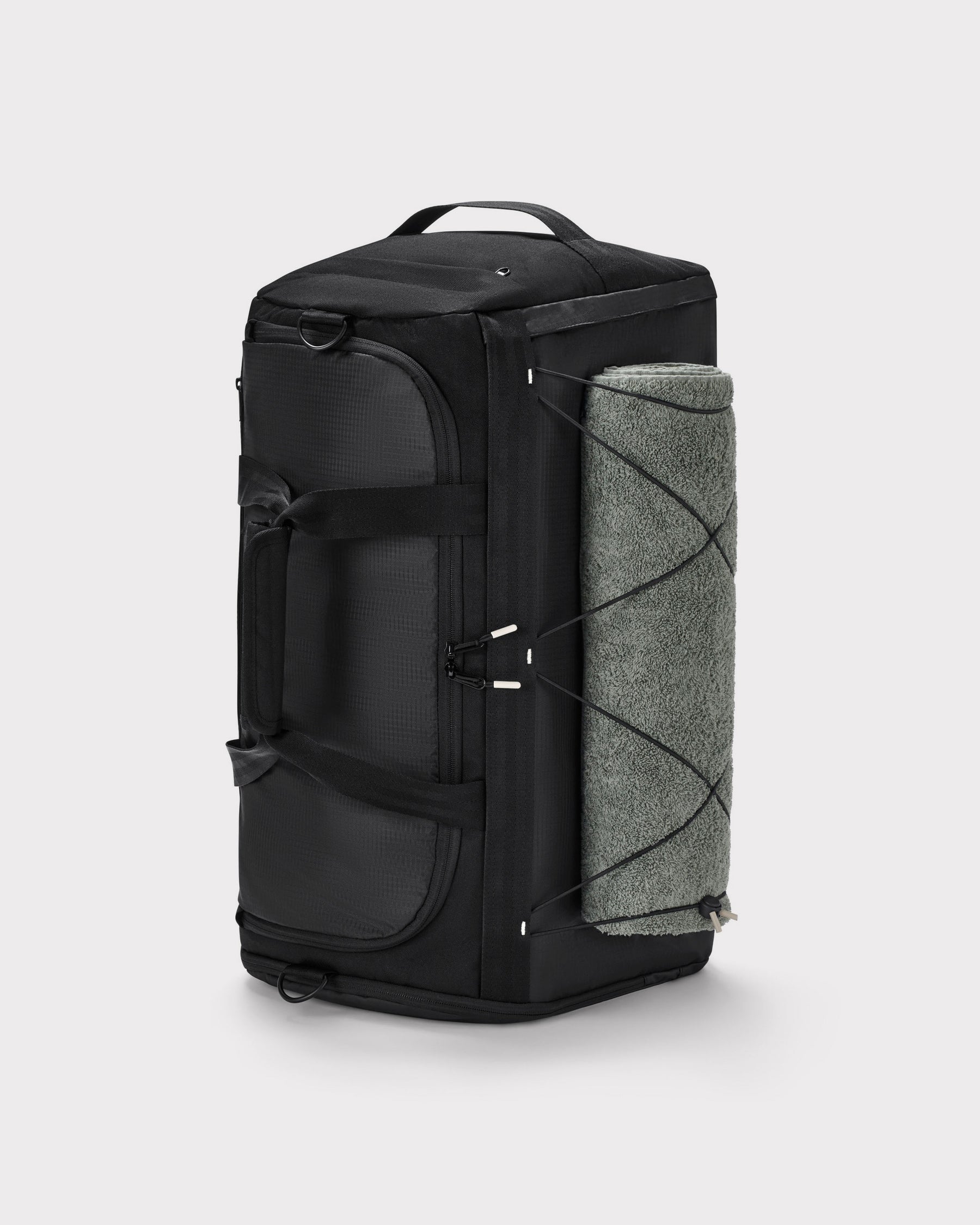 Johnny Urban Duffle Bag 'Shawn Large' in Schwarz mit einem grauen Handtuch außen befestigt