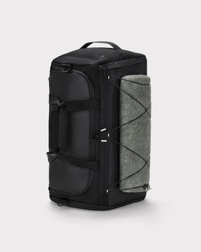 Johnny Urban Duffle Bag 'Shawn Large' in Schwarz mit einem grauen Handtuch außen befestigt