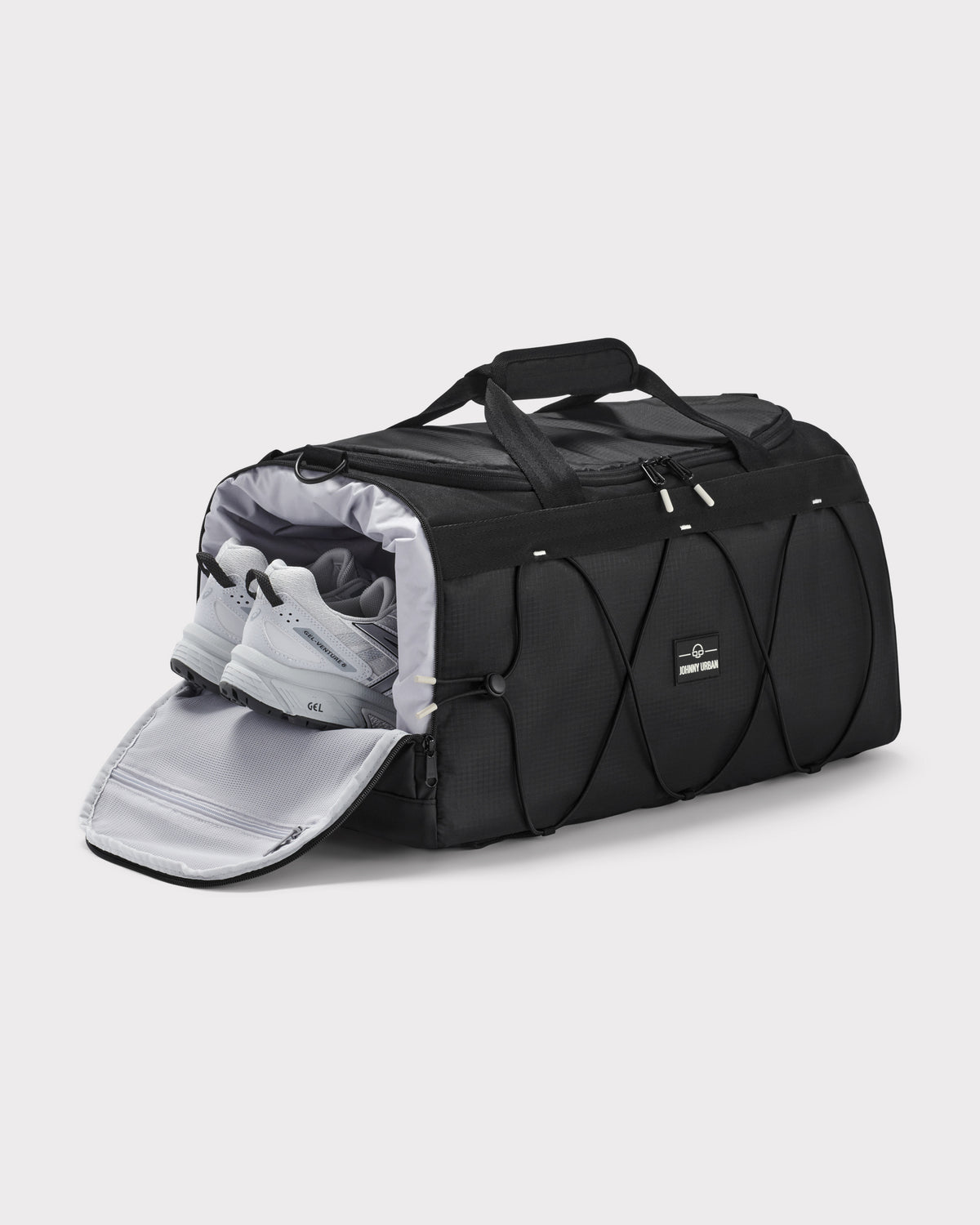 Schwarze Duffle-Tasche 'Shawn Medium' von Johnny Urban mit separatem Schuhfach und weißen Sportschuhen