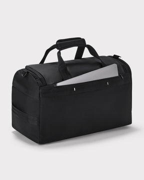 Schwarze Duffle Bag 'Shawn Large' von Johnny Urban mit seitlicher Außentasche, teilweise geöffnet mit Laptop darin