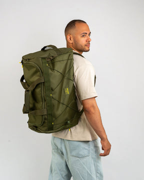 Mann trägt große olivgrüne Duffle Bag 'Shawn Large' von Johnny Urban auf dem Rücken