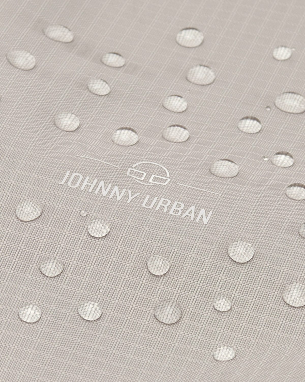 Beige wasserabweisende Einkaufstasche 'Lee' von Johnny Urban mit Wassertropfen auf Oberfläche