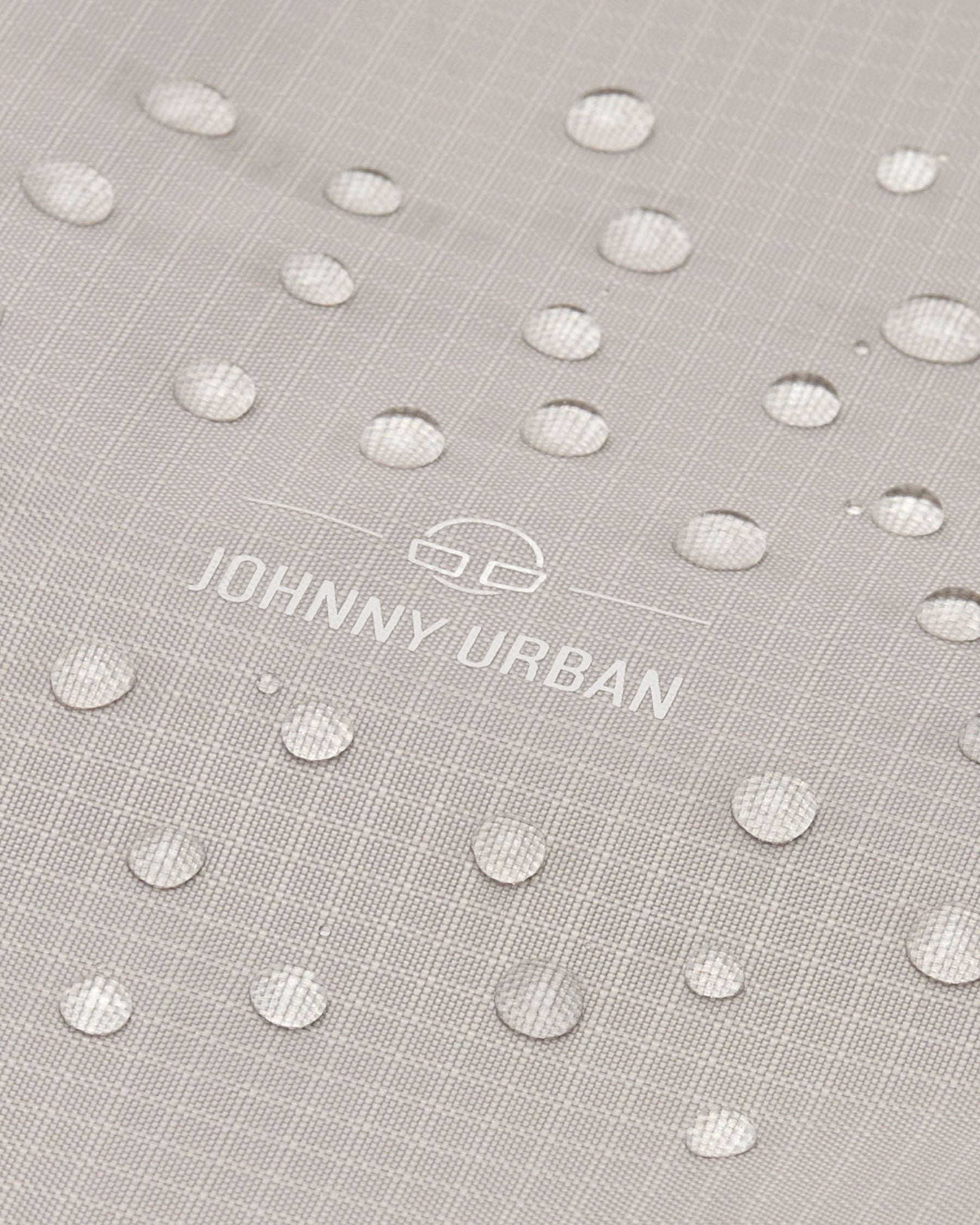 Beige wasserabweisende Einkaufstasche 'Lee' von Johnny Urban mit Wassertropfen auf Oberfläche