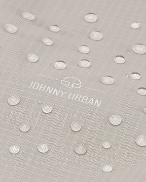 Beige wasserabweisende Einkaufstasche 'Lee' von Johnny Urban mit Wassertropfen auf Oberfläche
