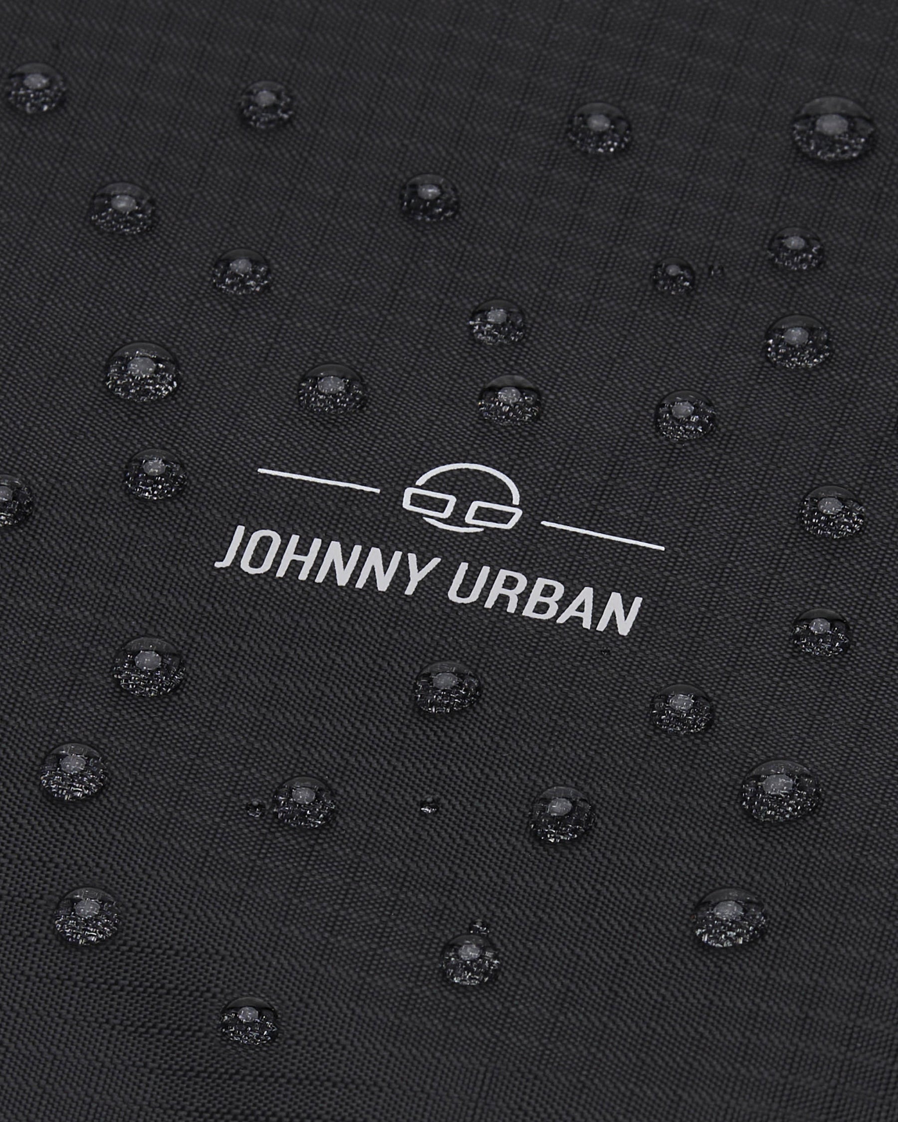 Wasserabweisender schwarzer Stoff mit weißen Johnny Urban Logo und Wassertropfen