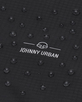 Wasserabweisender schwarzer Stoff mit weißen Johnny Urban Logo und Wassertropfen