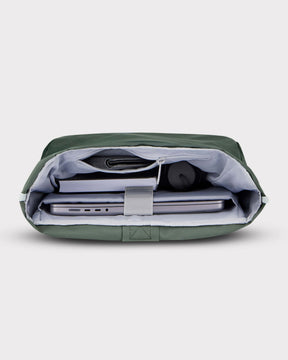 Geöffneter grüner Johnny Urban Rolltop Rucksack 'Robin Medium' mit Laptop, Buch, Geldbörse und Flasche