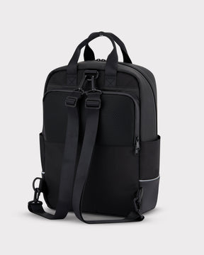 Schwarzer Johnny Urban Rucksack 'Jona Medium' für Fahrrad mit zwei Tragegurten und seitlichen Taschen
