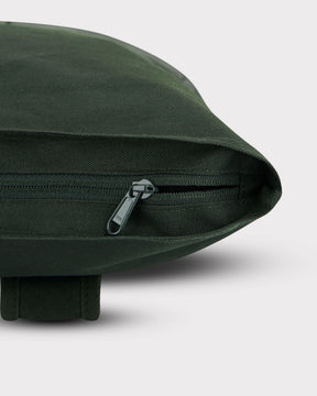 Nahaufnahme des Zippers und Seitenbereichs des dunkelgrünen Rolltop Rucksacks 'Robin Medium' von Johnny Urban