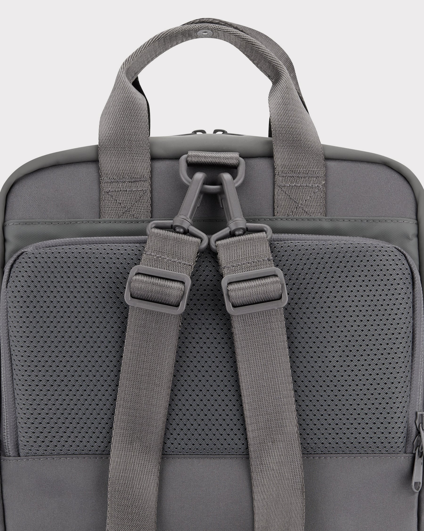 Dunkelgrauer Johnny Urban Rucksack 'Jona Medium' mit gepolsterten Rückenpolstern und verstellbaren Schultergurten