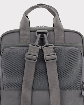 Dunkelgrauer Johnny Urban Rucksack 'Jona Medium' mit gepolsterten Rückenpolstern und verstellbaren Schultergurten