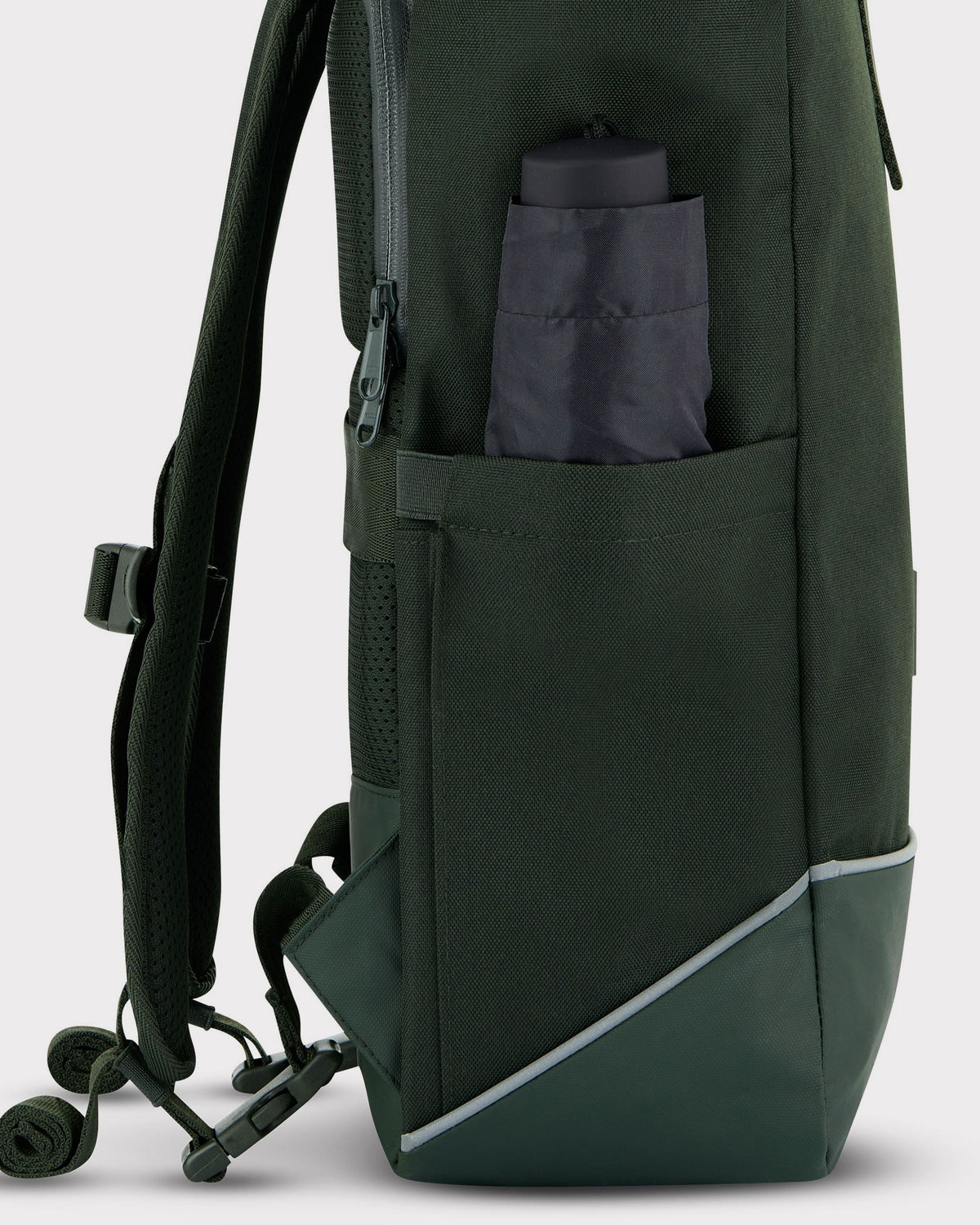 Seitenansicht des schwarzen Rolltop Rucksacks 'Robin Medium' von Johnny Urban mit Seitentasche und zusammengefaltetem Regenschirm
