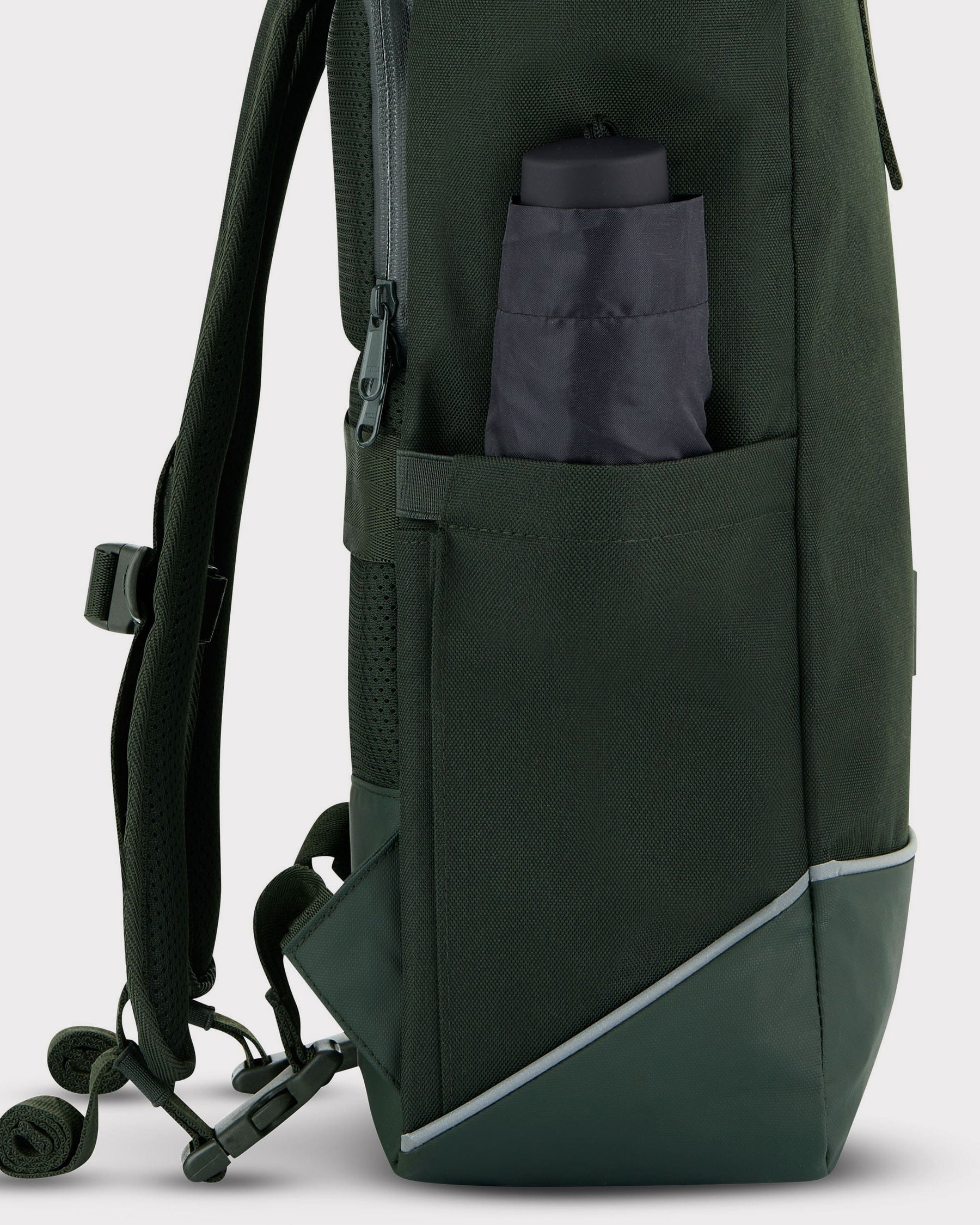 Seitenansicht des schwarzen Rolltop Rucksacks 'Robin Medium' von Johnny Urban mit Seitentasche und zusammengefaltetem Regenschirm