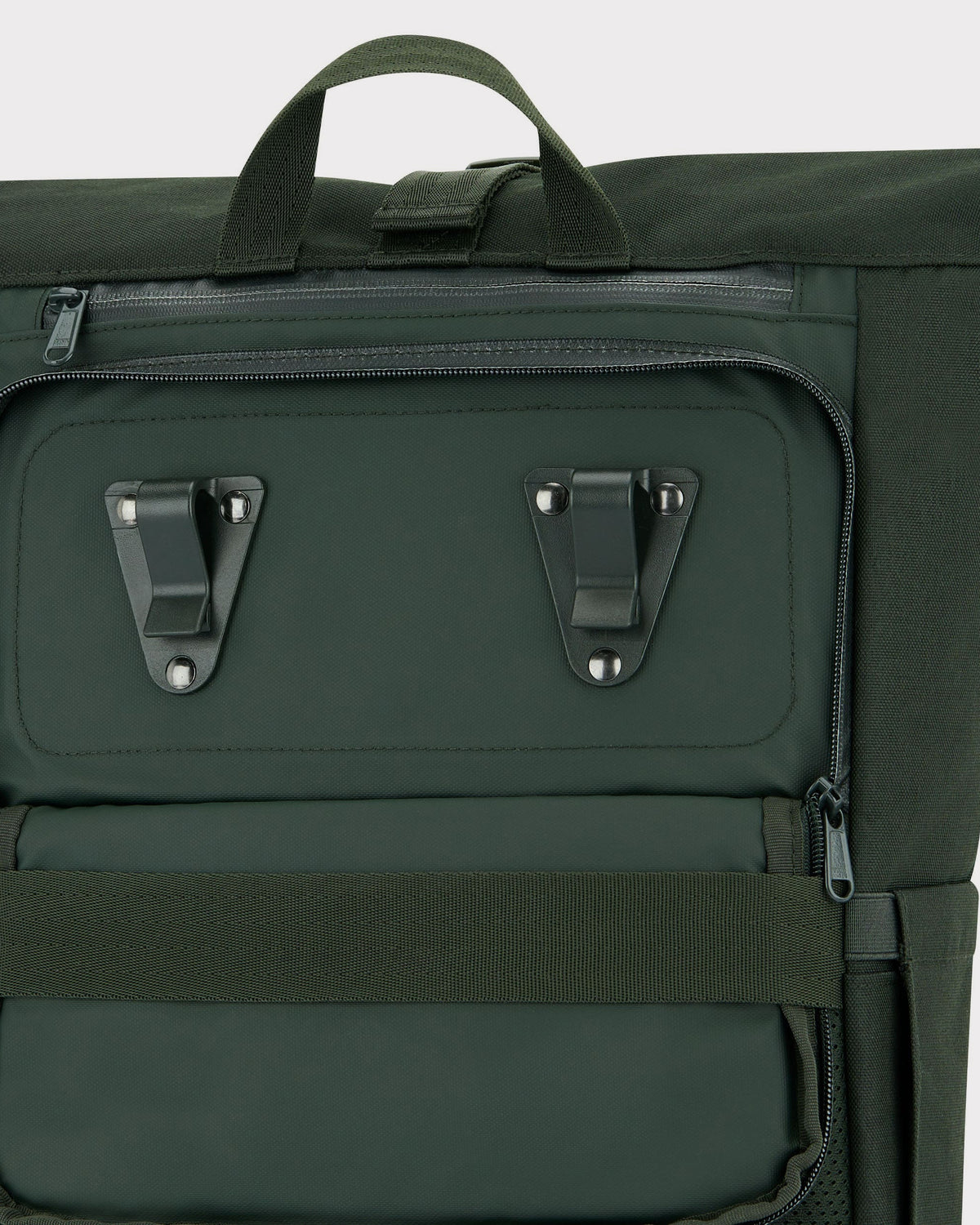 Schwarzer Rolltop Rucksack 'Robin Medium' von Johnny Urban mit Metallhaken zur Befestigung am Fahrradgepäckträger