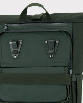 Schwarzer Rolltop Rucksack 'Robin Medium' von Johnny Urban mit Metallhaken zur Befestigung am Fahrradgepäckträger
