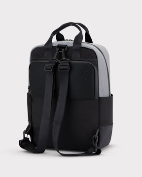 Rucksack 'Jona Medium' Bike von Johnny Urban, schwarz mit grauen Seiten, reflektierend, gepolsterte Rückseite und verstellbare Schultergurte