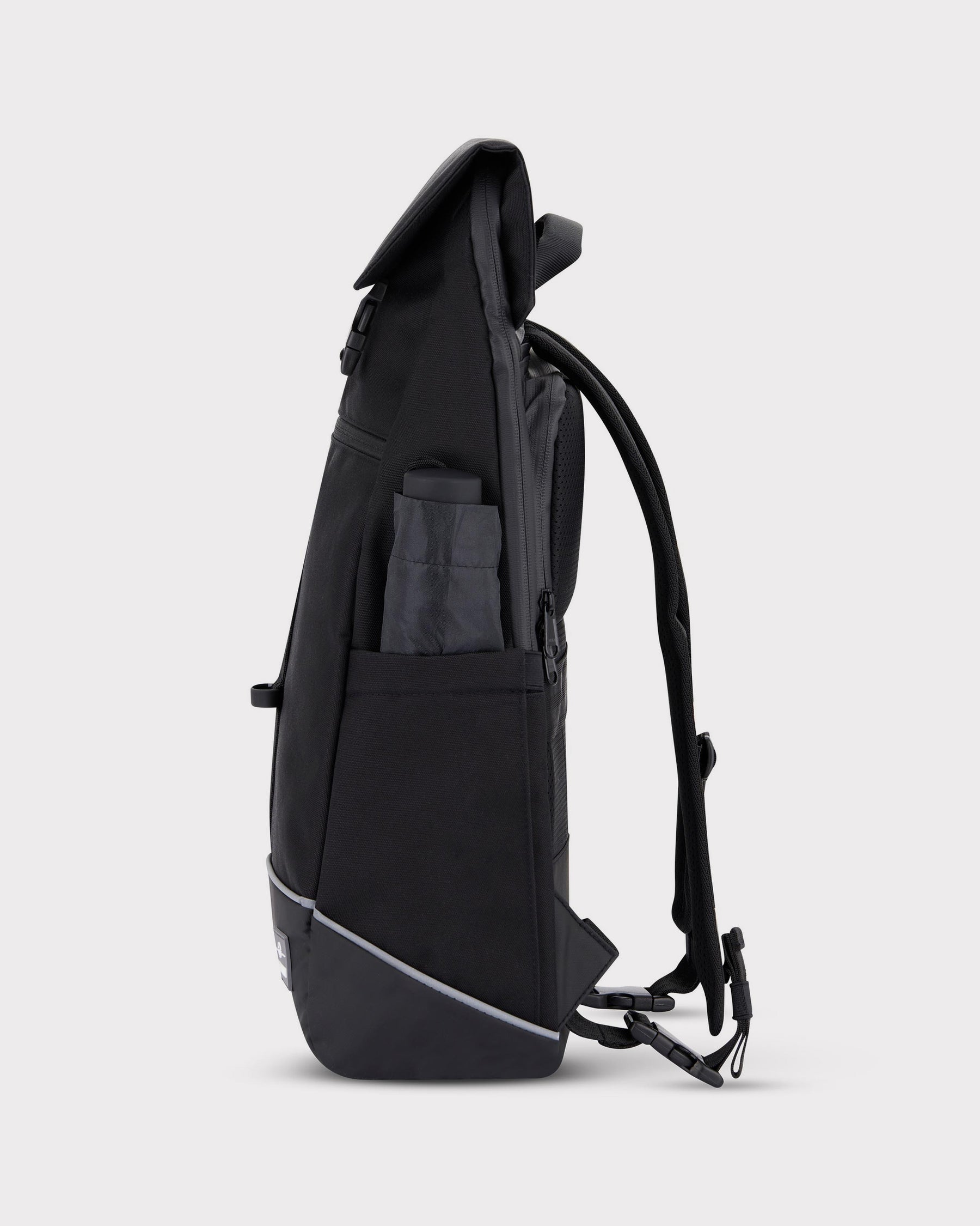 Schwarzer Fahrradrucksack 'Mika' mit seitlicher Tasche, reflektierendem Streifen und gepolsterten Trägern