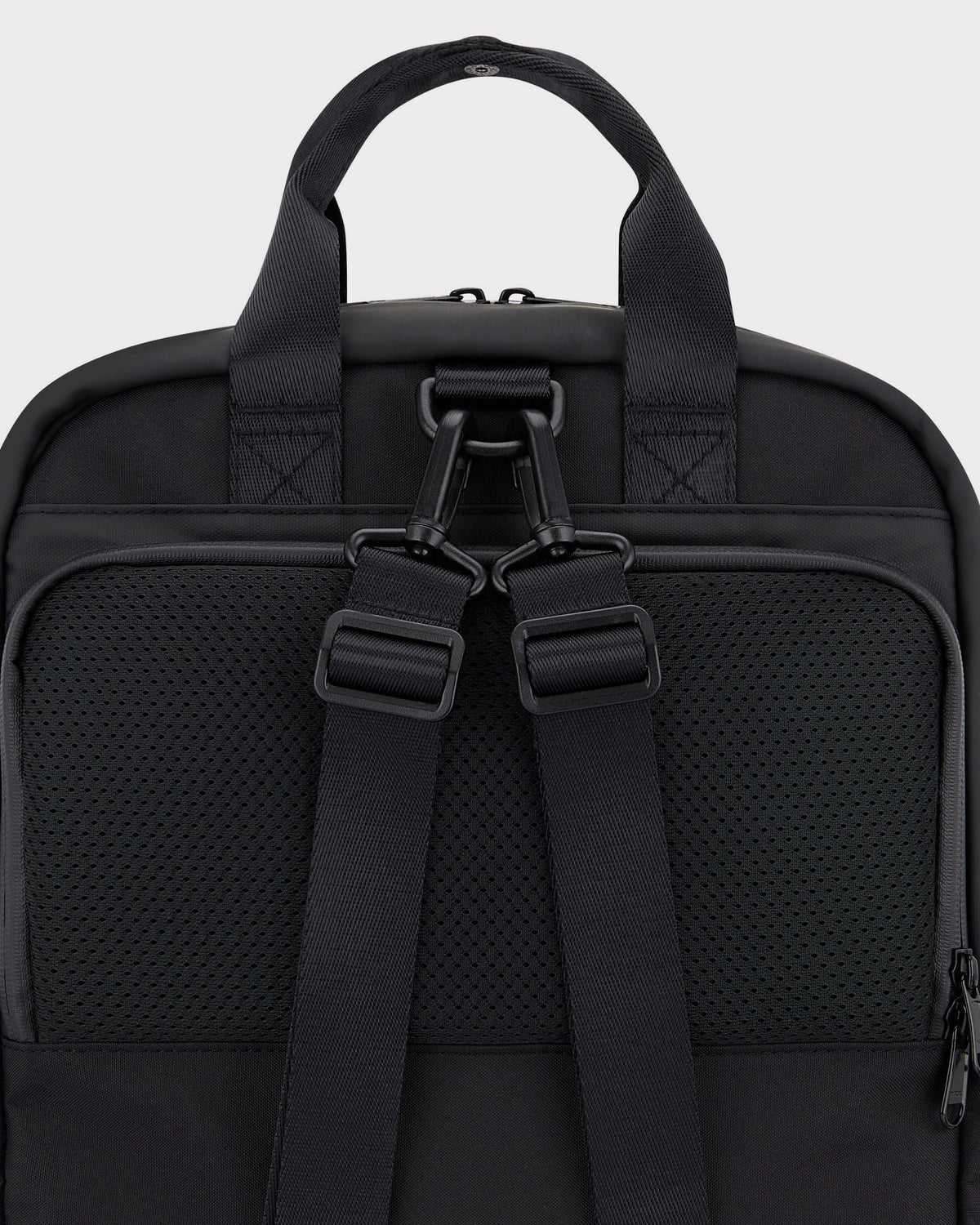 Schwarzer Rucksack 'Jona Medium' mit gepolsterten Trägern und Handgriff